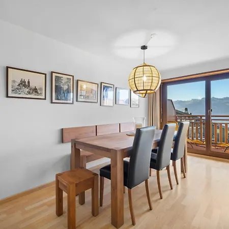 Lion 107 Sur La Place Du Village A *