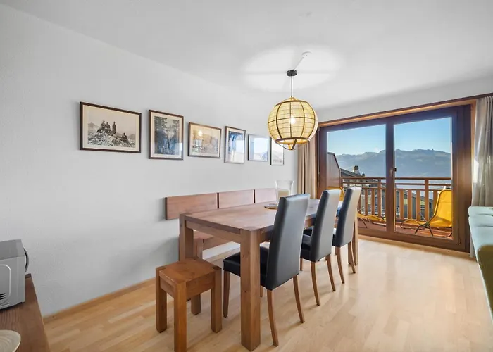 Lion 107 Sur La Place Du Village A *