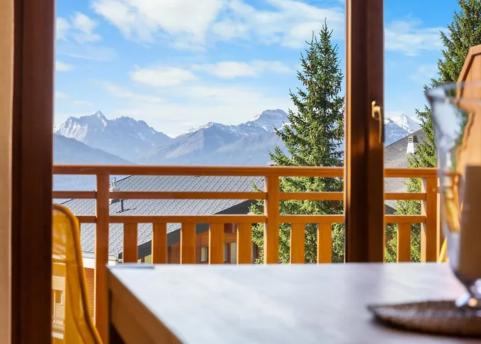 Lion 107 Sur La Place Du Village A *