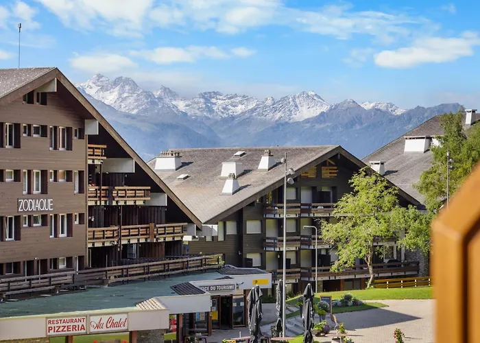 Lion 107 Sur La Place Du Village A